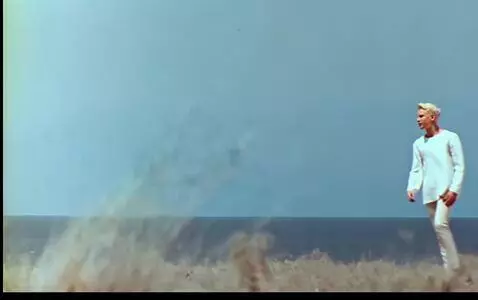 AI Video from prompt: Юноша подходит к пятидесятилетней снежной короле