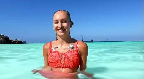 AI Video from prompt: Un fotomodel simpatic, îmbrăcată în costum de ba