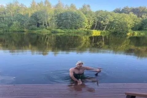 AI Video from prompt: прыгает в воду назад