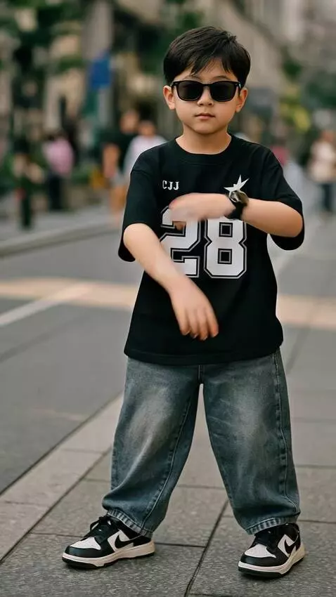 AI Video from prompt: Anak tersebut menyilangkan tangan di dada berpos