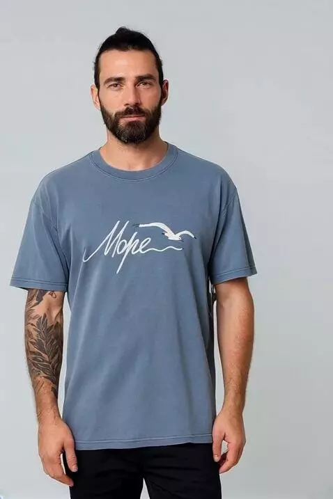 AI Video from prompt: Show this tshirt in a fashionable way. Use sea w
