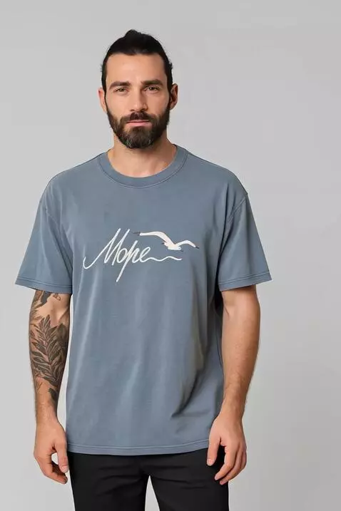 AI Video from prompt: Show this tshirt in a fashionable way. Use sea w