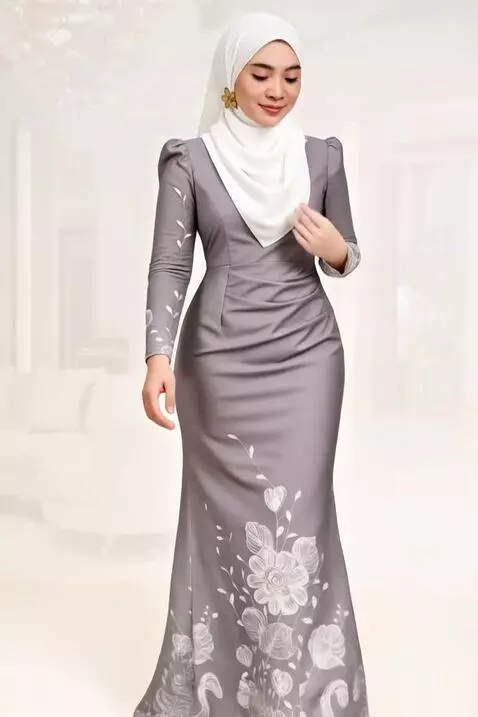 AI Video from prompt: Seorang wanita berjalan lembut berlenggak lenggo