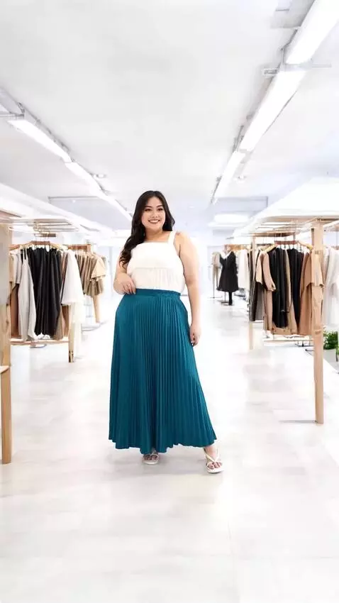 AI Video from prompt: Model bergerak seperti gembira tapi tidak berput