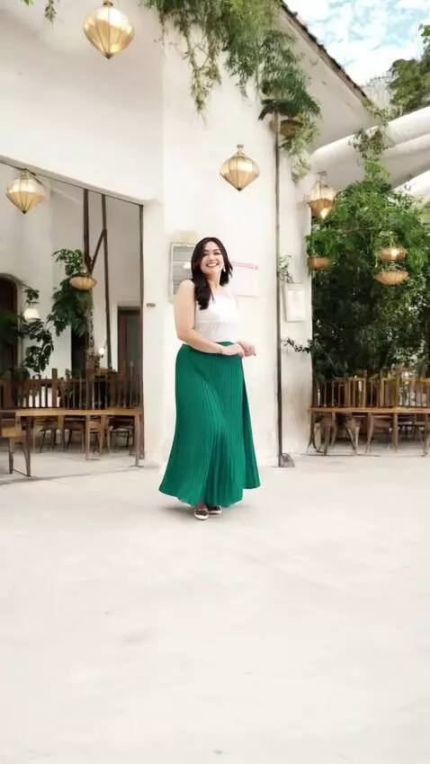 AI Video from prompt: Model berjoget gembira tapi tidak berputar