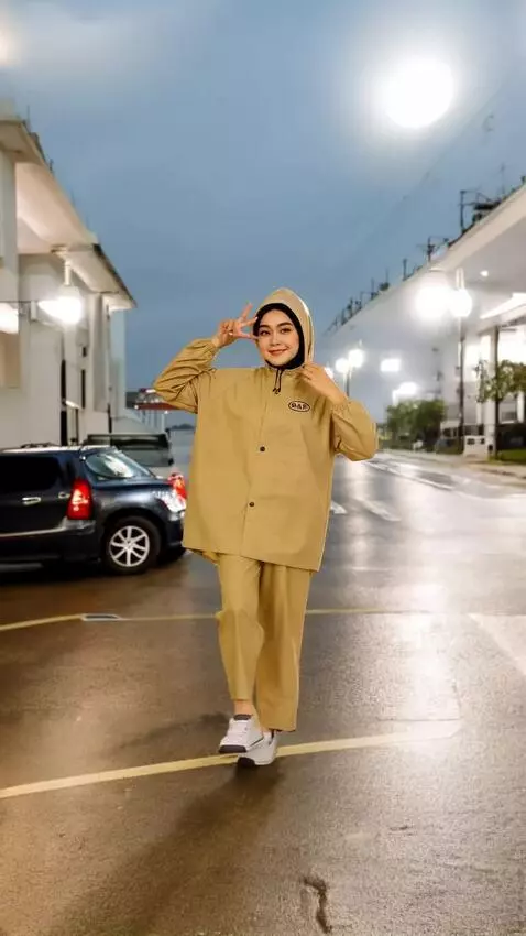 AI Video from prompt: Wanita bergoyang ke kiri dan ke kanan tapi tidak