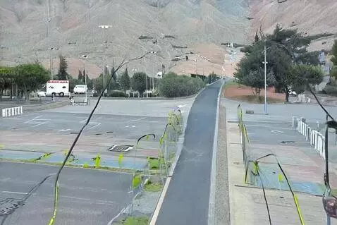AI Video from prompt: Kadr 1: Qızın səhər oyanıb məhsulu istifadə etmə