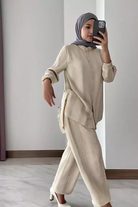 AI Video from prompt: Seolah melangkah dengan ritme cepat (walk playfu