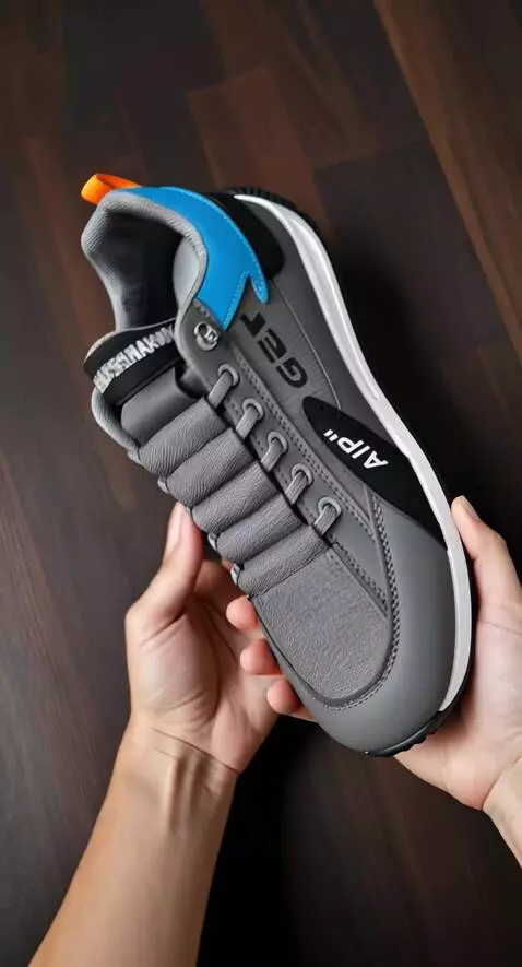 AI Video from prompt: Sebuah tangan mereview produk sepatu yang dia pe