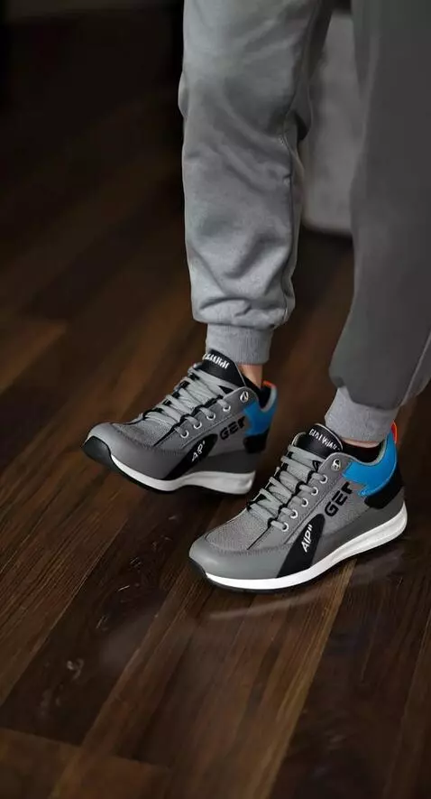 AI Video from prompt: Kaki tersebut bergoyang-goyang di depan kamera s