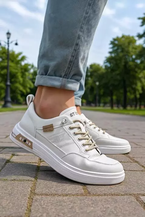 AI Video from prompt: SEBUAH  KAKI MENGGOYANGKAN KAKINYA SEPERTI SEDAN