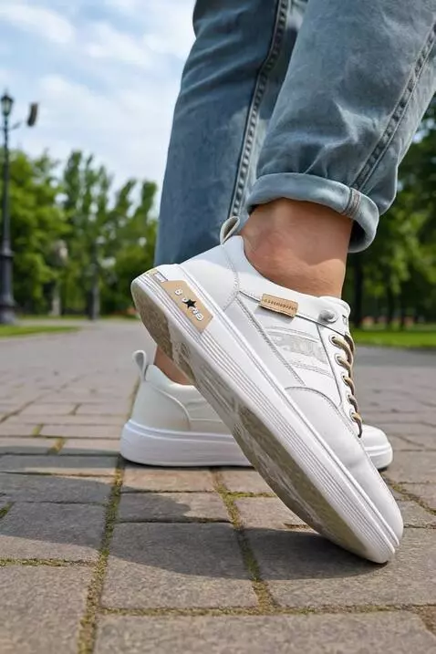 AI Video from prompt: SEBUAH KAKI YANG MEMAKAI SEPATU BERJALAN DENGAN 