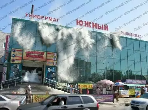 AI Video from prompt: Огромные волны заполняют бьют здание брызгами во