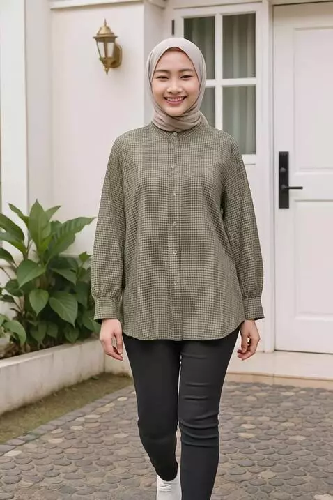 AI Video from prompt: wanita Ini berjalan mundur dan tersenyum manis l