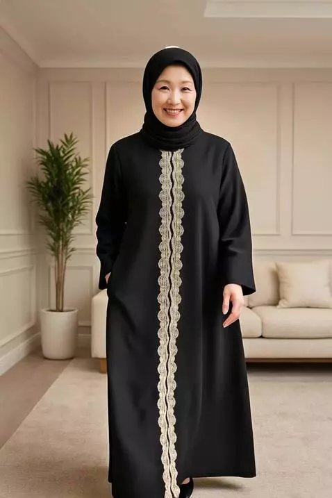 AI Video from prompt: wanita Ini berjalan kearah kamera dengan terseny