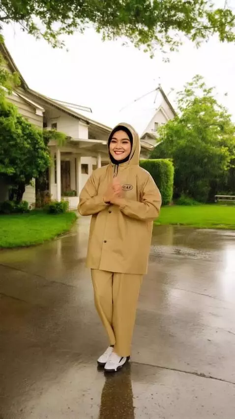 AI Video from prompt: Wanita berjoget gembira karena hujan turun tapi 