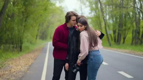 AI Video from prompt: 15-годний пацан стоит с камерой и говорит:"ребят