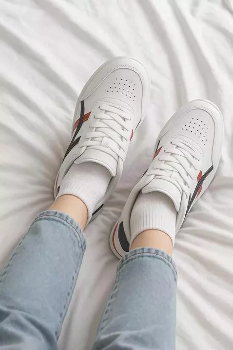 AI Video from prompt: Video elegan mereview sepasang sepatu sneakers p