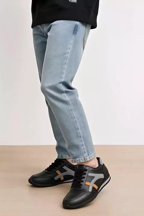 AI Video from prompt: seorang laki-laki berjalan seakan-akan sedang me