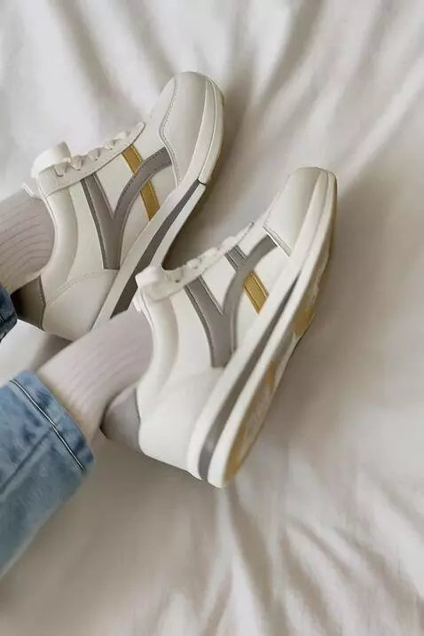 AI Video from prompt: sepatu sedang direview digerakan seperti model p