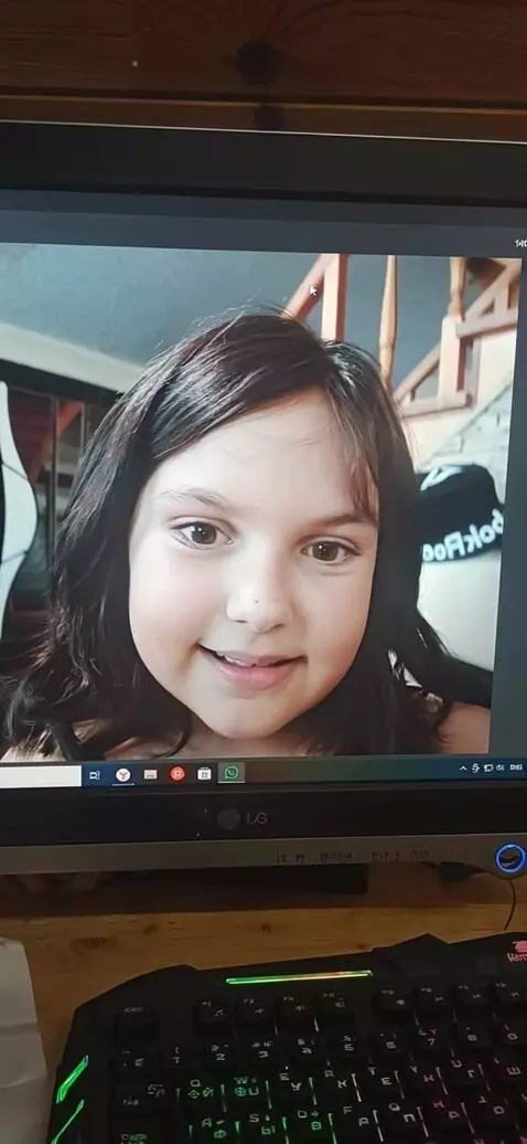 AI Video from prompt: пусть она сделает глупое лицо