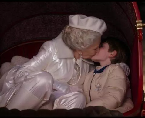 AI Video from prompt: Пожилая снежная королева целуется с юношей в губ