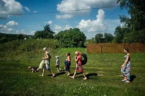 AI Video from prompt: people walking