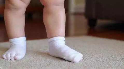 AI Video from prompt: pie de bebe dando un paso