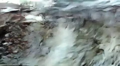 AI Video from prompt: Огромные волны разрешают врываются в здании разр