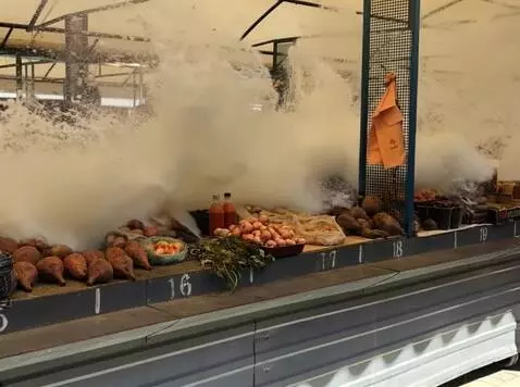 AI Video from prompt: Огромные волны разрешают врываются в здании разр