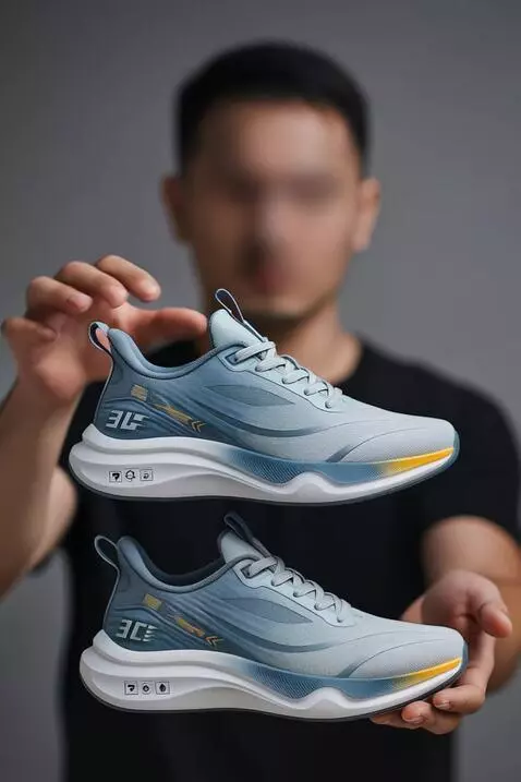 AI Video from prompt: Seorang pria tersebut sedang mereview sepatunya 