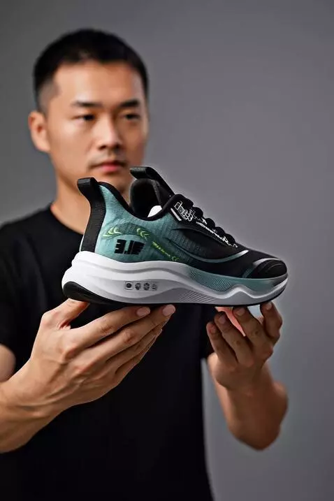 AI Video from prompt: Sepatu sedang direview ke depan kamera dengan ga