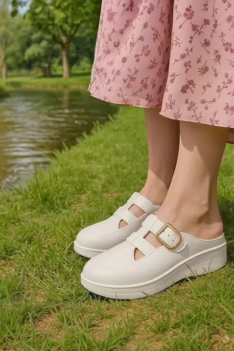 AI Video from prompt: kaki itu bergerak bergoyang ke kanan dan kebkiri