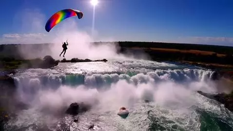 AI Video from prompt: Un parapantist zboară cu parapanta deasupra casc