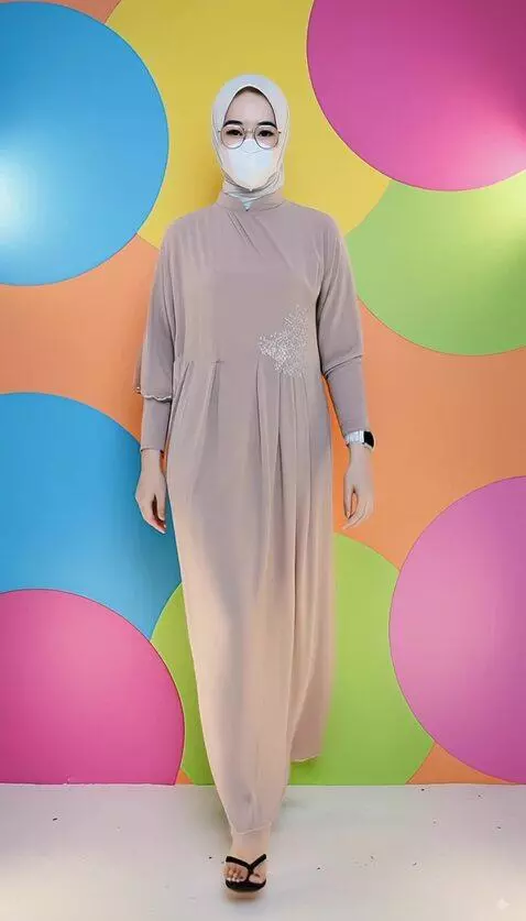 AI Video from prompt: Seorang wanita berjalan maju kedepan seperti cat