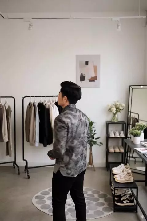 AI Video from prompt: seorang pria yang mereview baju batik dengan ger