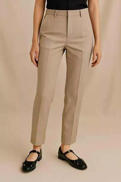 AI Video from prompt: A woman like a model is reviewing the flat shoes