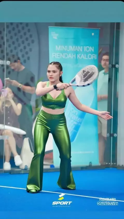 AI Video from prompt: Bergoyang. Tanpa mengubah wajah dan expresi