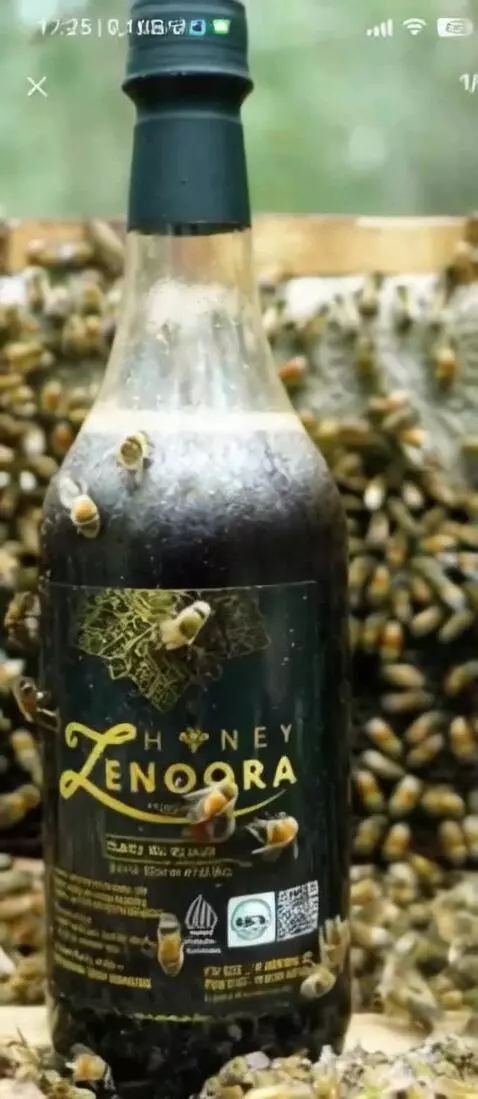 AI Video from prompt: buatkan isi botol madu tersebut secara perlahan 