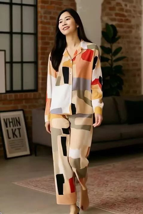 AI Video from prompt: Maju ke arah kamera dan tersenyum, di akhir vide