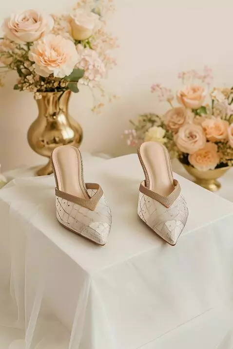 AI Video from prompt: sepasang sepatu sedang di riview berputar 360 de