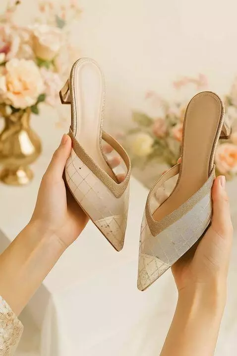AI Video from prompt: Sepasang sandal heels elegan dengan detail trans