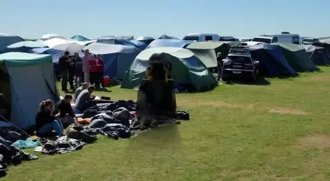 AI Video from prompt: The clip opens with the camera focuseed on a bil