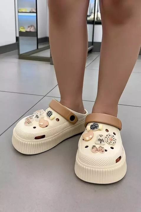 AI Video from prompt: sendal tersebut sedang di promosikan di depan ka