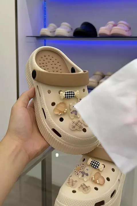 AI Video from prompt: Tangan kanan membawa sapu tangan putih dan menge