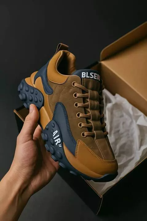 AI Video from prompt: sepatu direview dengan kamera zoom in orbit