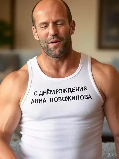 AI Video from prompt: Этот человек улыбается и предлагает мне бокал ви