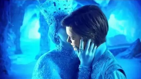 AI Video from prompt: Пятидесятилетняя Снежная королева целуется с пар