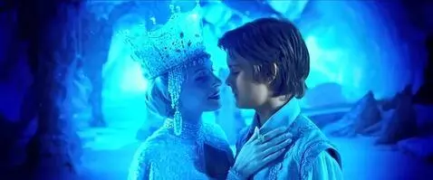 AI Video from prompt: Пятидесятилетняя снежная королева целуется с пар