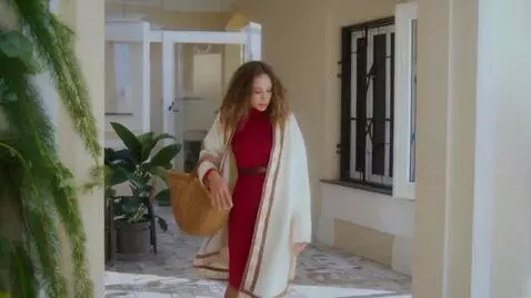 AI Video from prompt: 女孩的衣服瞬间全部缩小十倍